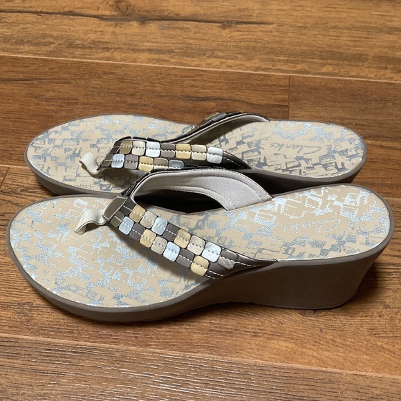 Clarks metallic wedge flip flop sandals size 10, EUC - Picture 3 of 6